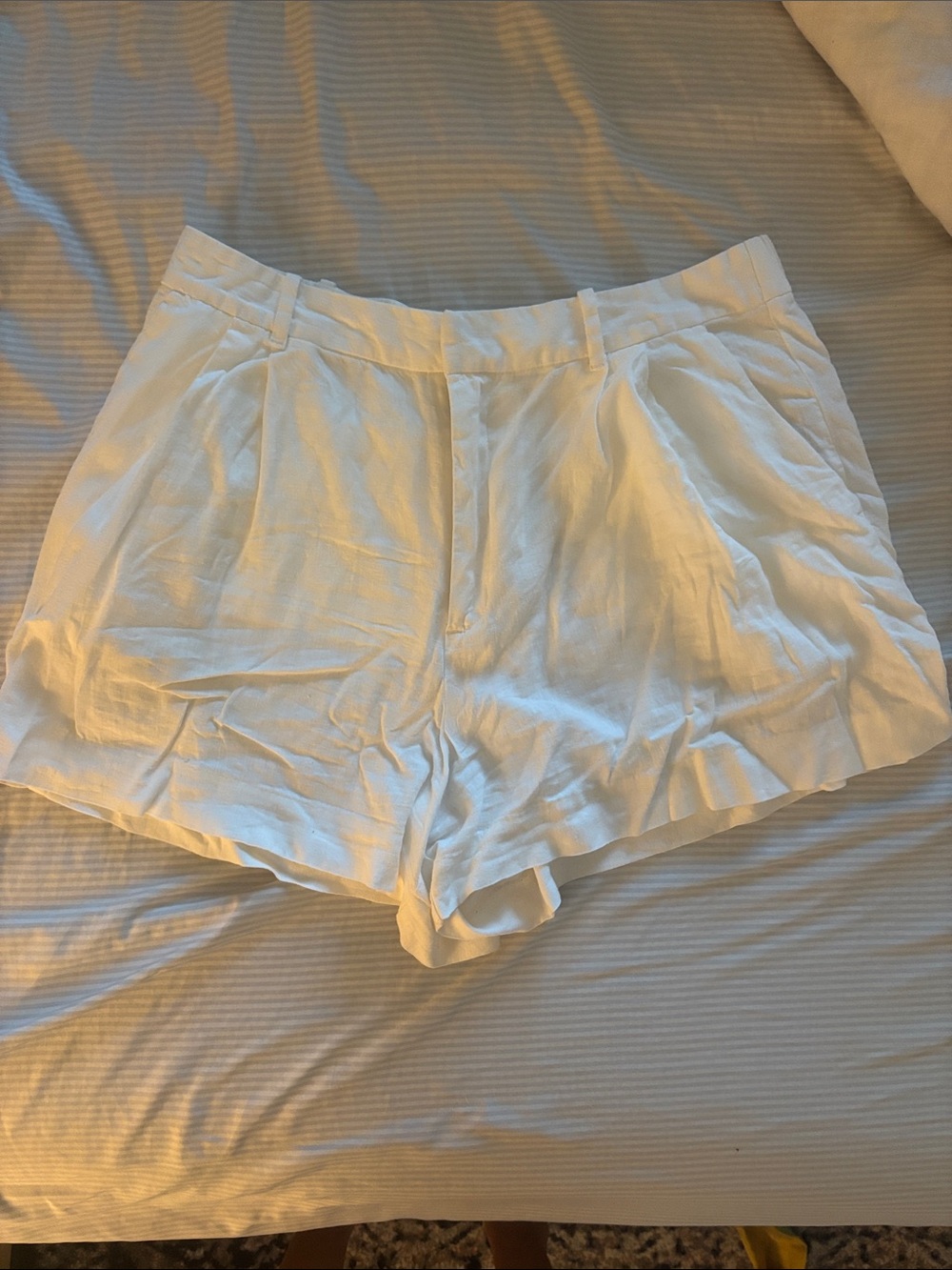GAP White High-Waist Pleated linen Women's Shorts